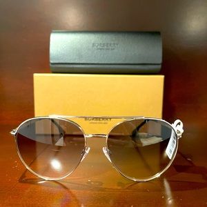 🌹 Price drop!! NWT Burberry aviator sunglasses!